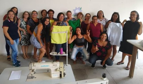 Desfile e doação de kits às comunidades carentes marcam entrega de certificados do curso de corte e costura promovido pela Amde