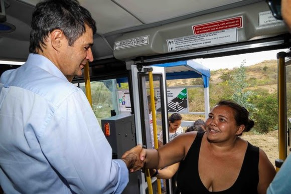 Romero visita “Aluízio Campos” um dia após inauguração do conjunto e testa sistema interno de transporte público