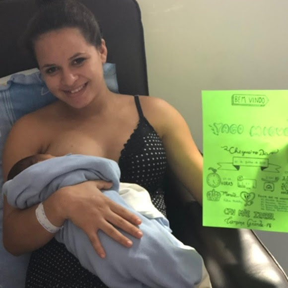 Enfermeiras do Isea fazem fichas de bebês à mão utilizando desenhos coloridos