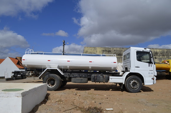 Defesa Civil em Campina chega a distribuir um milhão e 200 mil litros de água por mês através de carros pipa