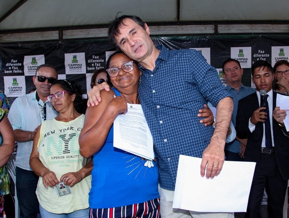Romero entrega títulos de regularização fundiária no Conjunto Sonho Meu