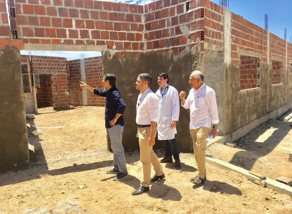 Romero vistoria construção da Central de Hemodiálise de Campina Grande