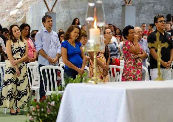 Romero e Micheline Rodrigues participam da primeira  celebração religiosa do Conjunto Aluízio Campos