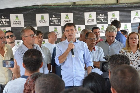 Romero acompanha início da pavimentação de mais 17 ruas em dois bairros de Campina Grande