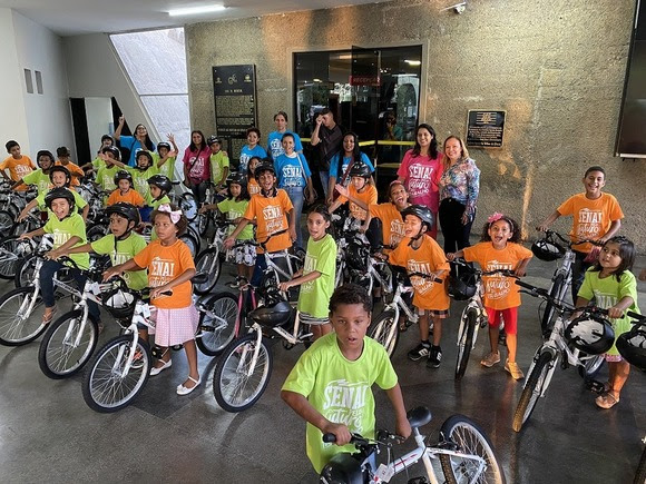 Crianças do Serviço de Convivência e Fortalecimento de Vínculos da SEMAS ganham bicicletas em parceria com SENAI