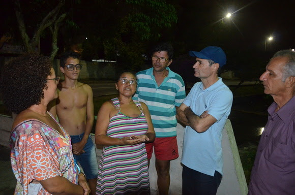 Após coordenar os trabalhos das equipes da Prefeitura à  tarde, Romero visita à noite várias áreas afetadas e  acompanha assistência às vítimas das inundações