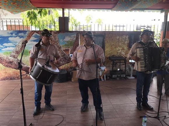 Na Vila do Artesão trio Forró Campina agitou o sábado dos forrozeiros