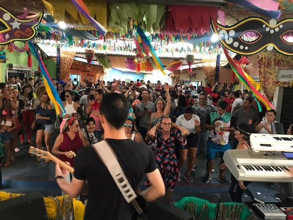 Vila do Artesão se transformou em caldeirão humano neste sábado durante a realização do 1º Vila Folia