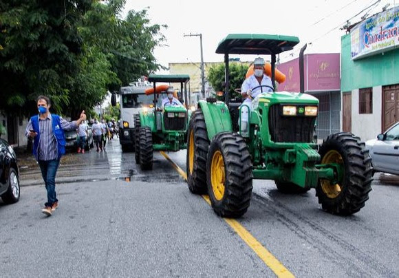 Romero vistoria pulverização e desinfecção de ruas nos bairros e Feira Central de Campina Grande