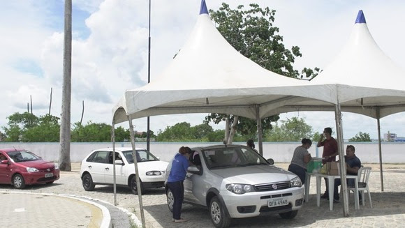 Secretaria de Saúde de CG vacina mais de 3 mil idosos no primeiro dia de drive-thru