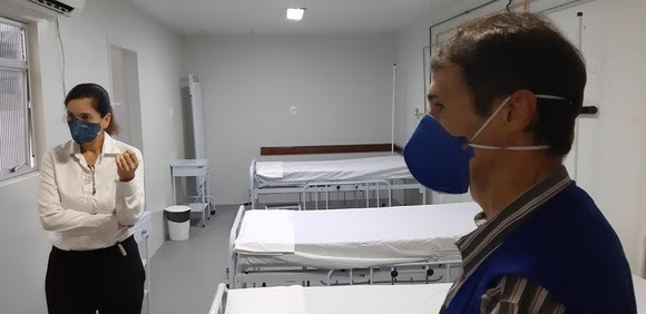 Promotora da Saúde vistoria leitos do Hospital Pedro I e visita central de abastecimento de insumos