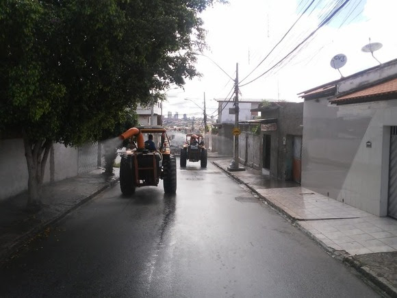 Tratores de aspersão higiênica da Prefeitura de Campina Grande percorrem ruas das Malvinas