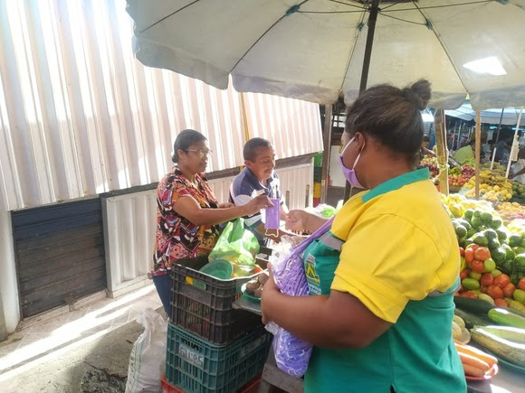 Prefeitura iniciou logo cedo neste sábado a distribuição de 9 mil máscaras no Mercado Central e nas feiras livres de quatro bairros de Campina Grande