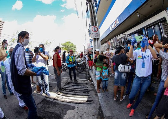 Romero anuncia aquisição de mais 6 mil testes rápidos para Campina Grande e acompanha ação de distribuição de 5 mil máscaras com pessoas nas filas da CEF