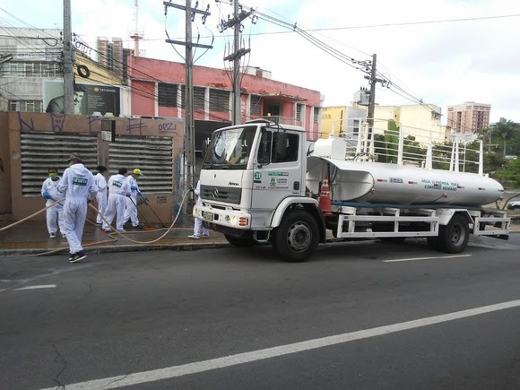 Brigada da Limpeza da Sesuma está atuando  em ruas do Centro, no feriado desta terça
