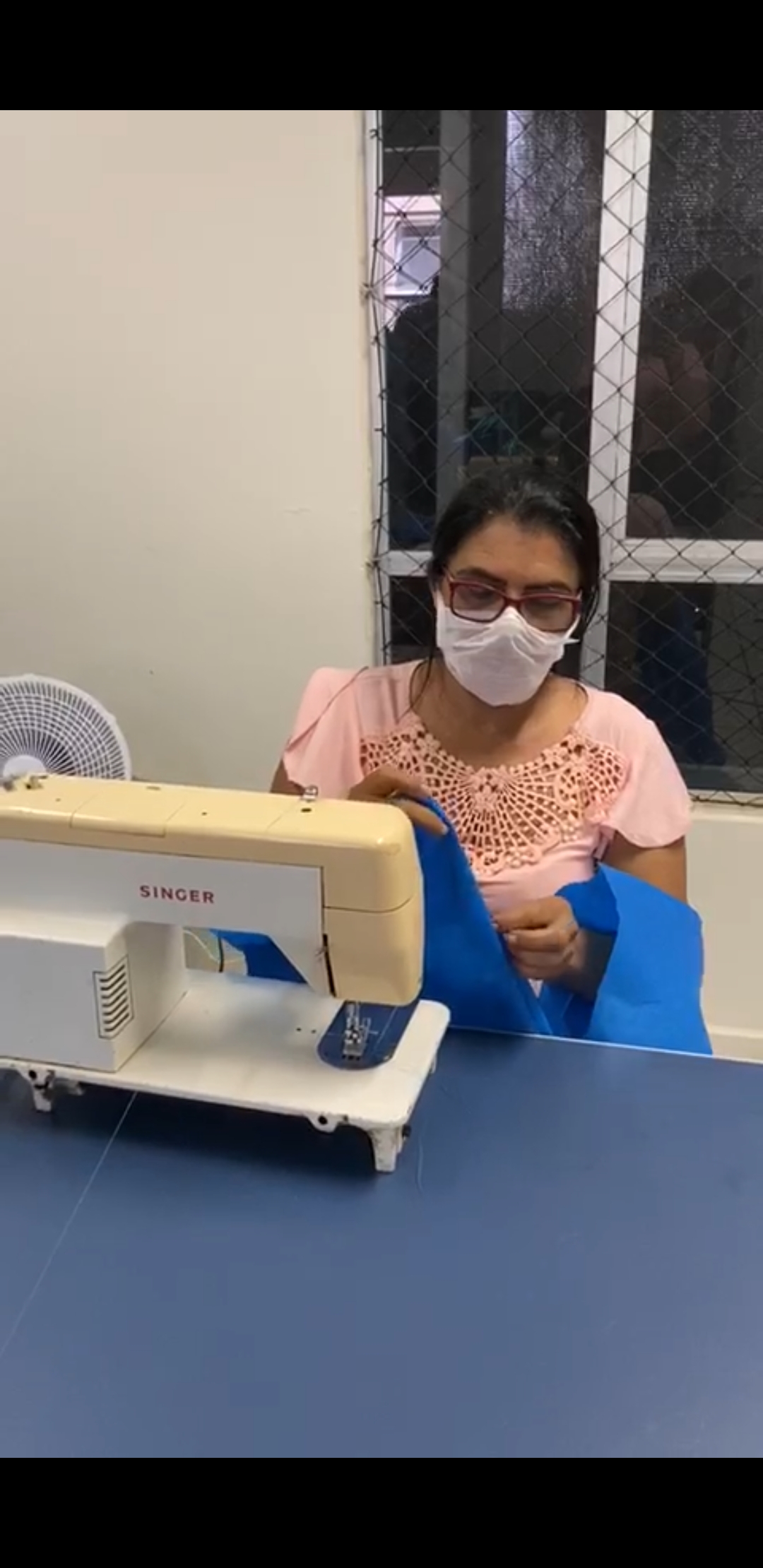 Enfermeiras e voluntárias produzem EPIs dentro do Hospital da Criança e do Adolescente