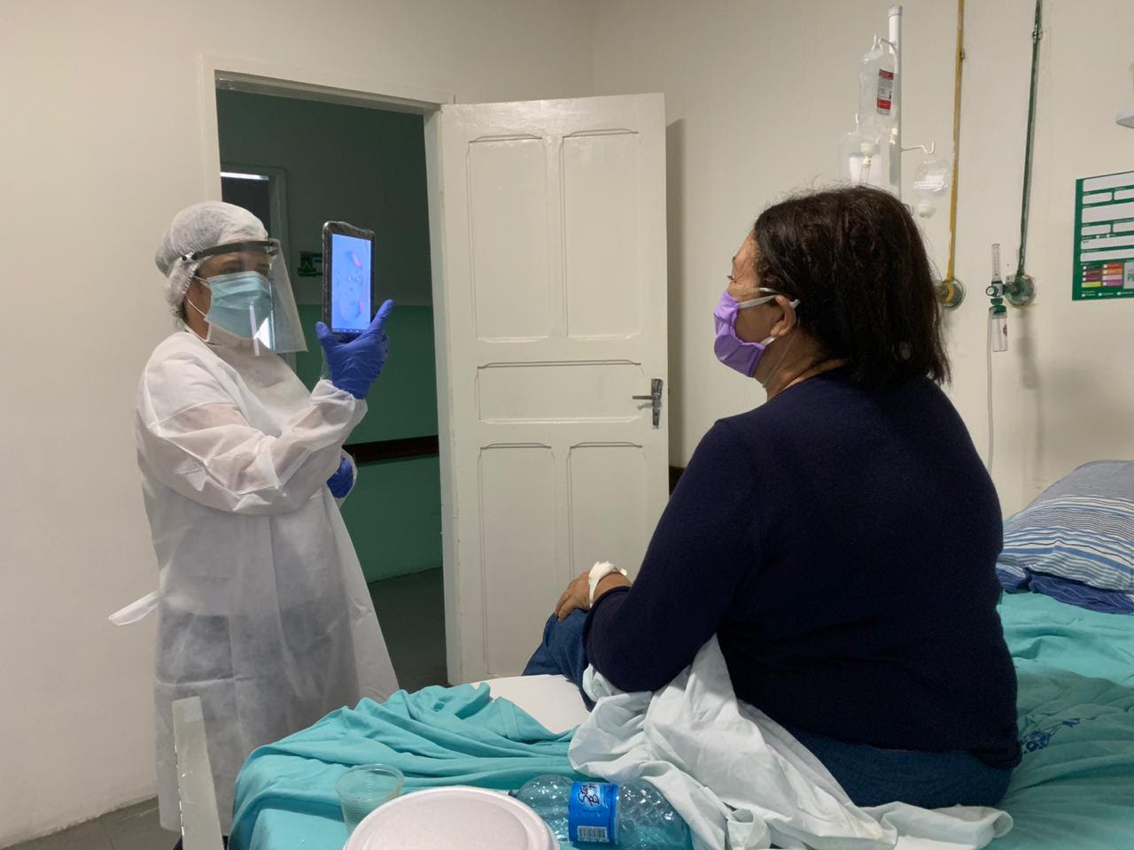 Secretaria de Saúde inicia serviço para que pacientes do Hospital Pedro I se comuniquem com familiares