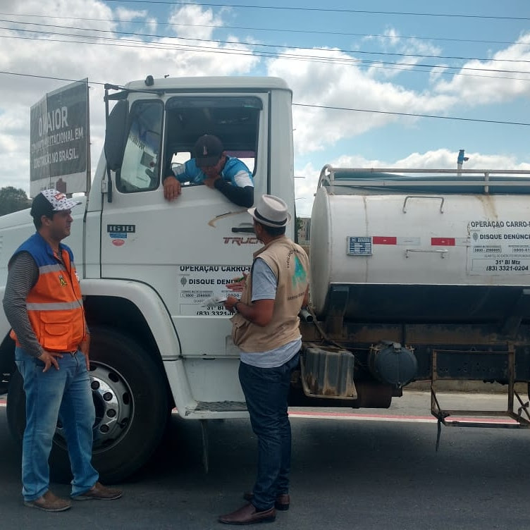 Apesar do transbordamento de 27 mananciais a Operação Carro-Pipa continua em vários municípios