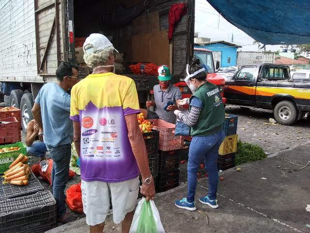 COVID-19  Equipe do Procon de Campina Grande fez fiscalização e distribuição de máscaras na Feira da Pratas, neste domingo