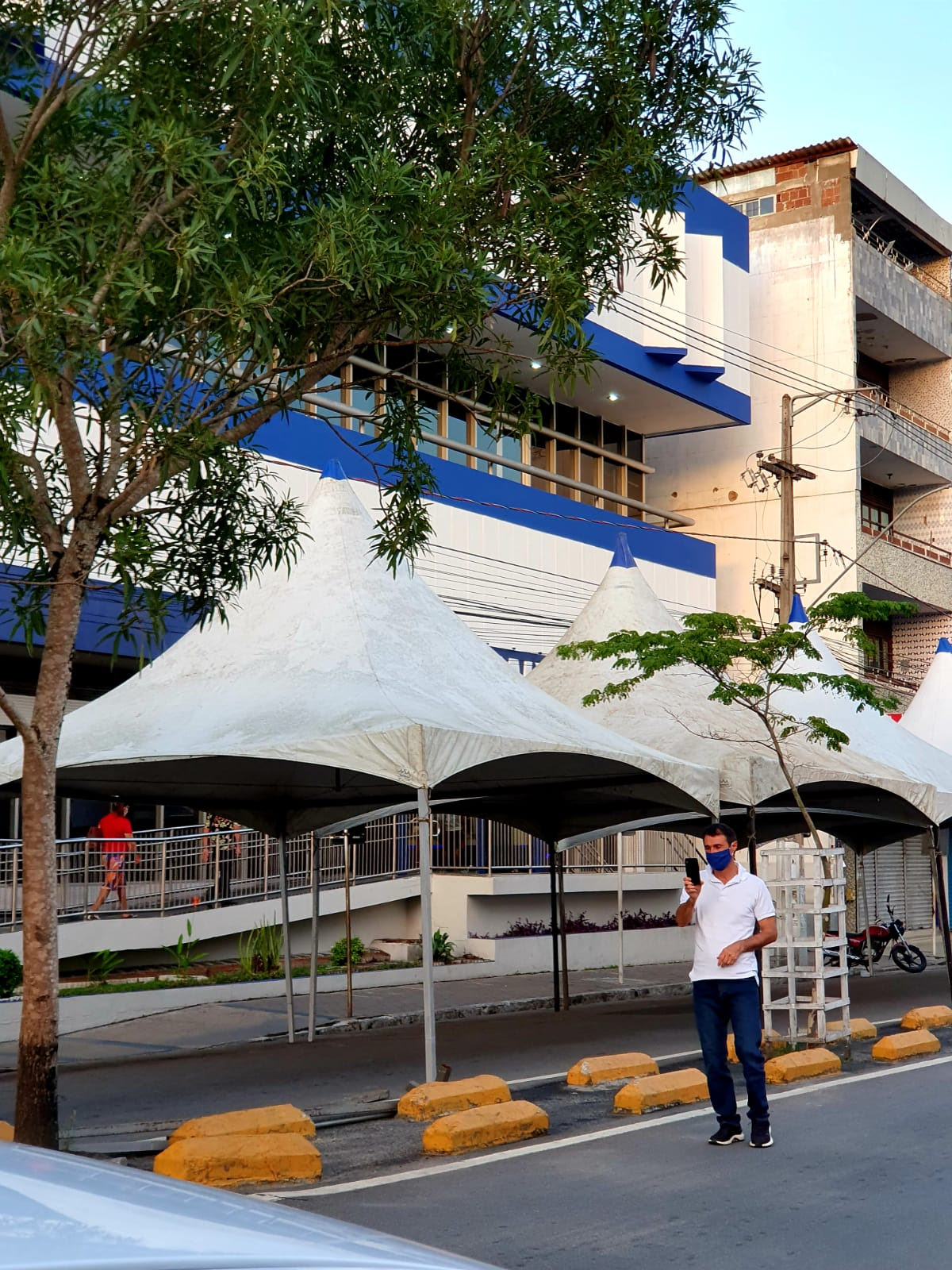 Prefeitura de Campina Grande monta estrutura especial na Epitácio Pessoa com toldos,  700 cadeiras, distribuição de água e máscaras para clientes da Caixa