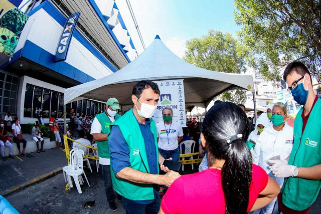 Romero vistoria estrutura montada pela Prefeitura para dar assistência às milhares de pessoas nas filas da Caixa