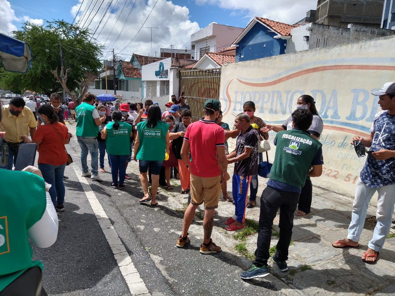 Prefeitura de Campina Grande disponibiliza tendas e cadeiras para reduzir aglomerações em filas da Caixa