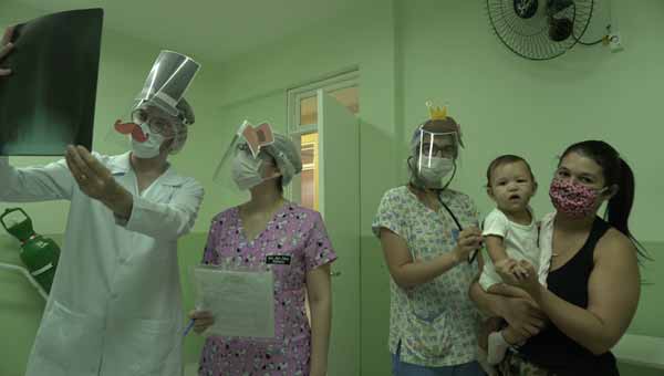 Profissionais do Hospital da Criança usam protetores faciais lúdicos para interagir com pacientes
