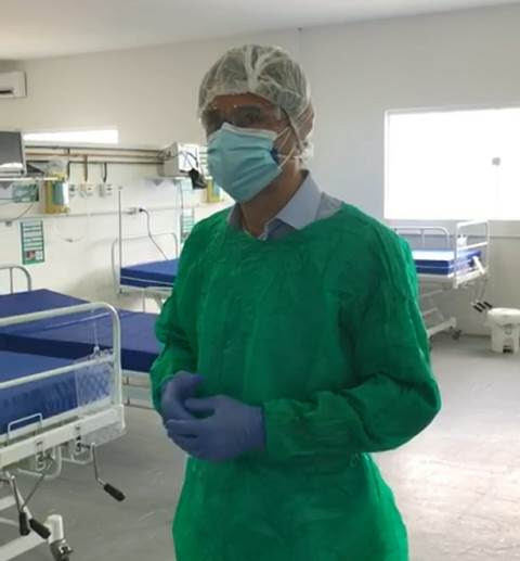 COVID-19: Em visita ao Hospital de Campanha, Romero mostra leitos disponíveis e celebra redução no numero de internações pela doença em Campina Grande
