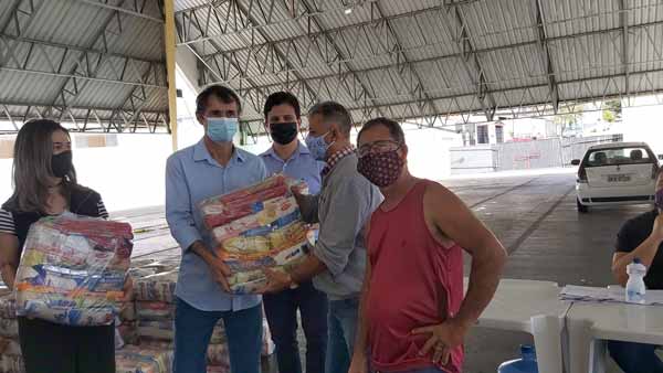 Prefeito Romero participa da entrega de cestas básicas aos transportadores de escolares permissionários da STTP
