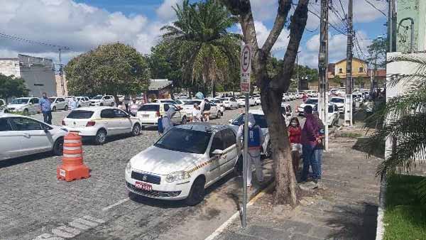 Romero participa da entrega de cestas básicas a profissionais do setor de transporte público de Campina Grande
