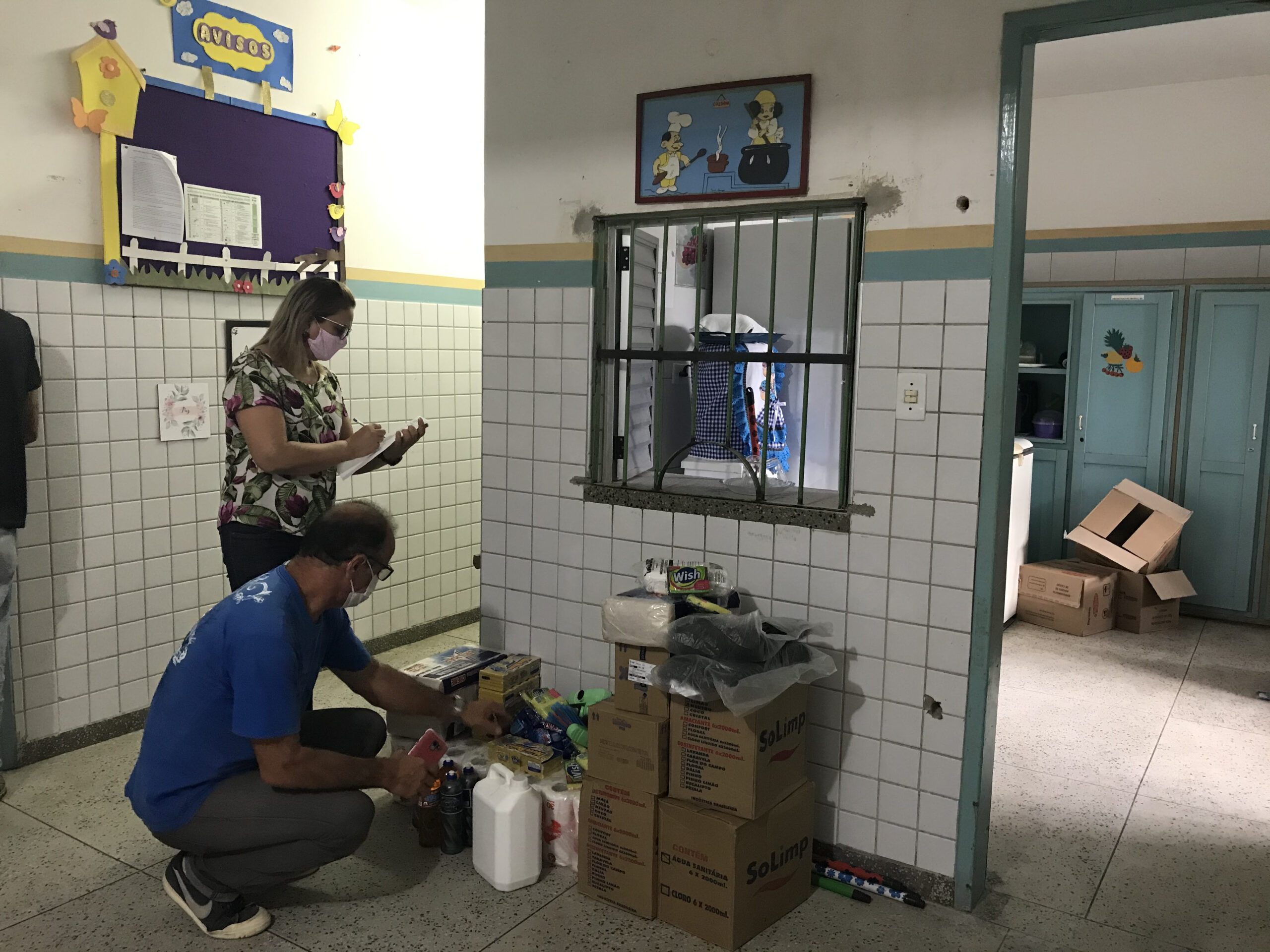 Entrega de EPIs, produtos de higiene pessoal e limpeza é finalizada para as creches e inicia nas escolas