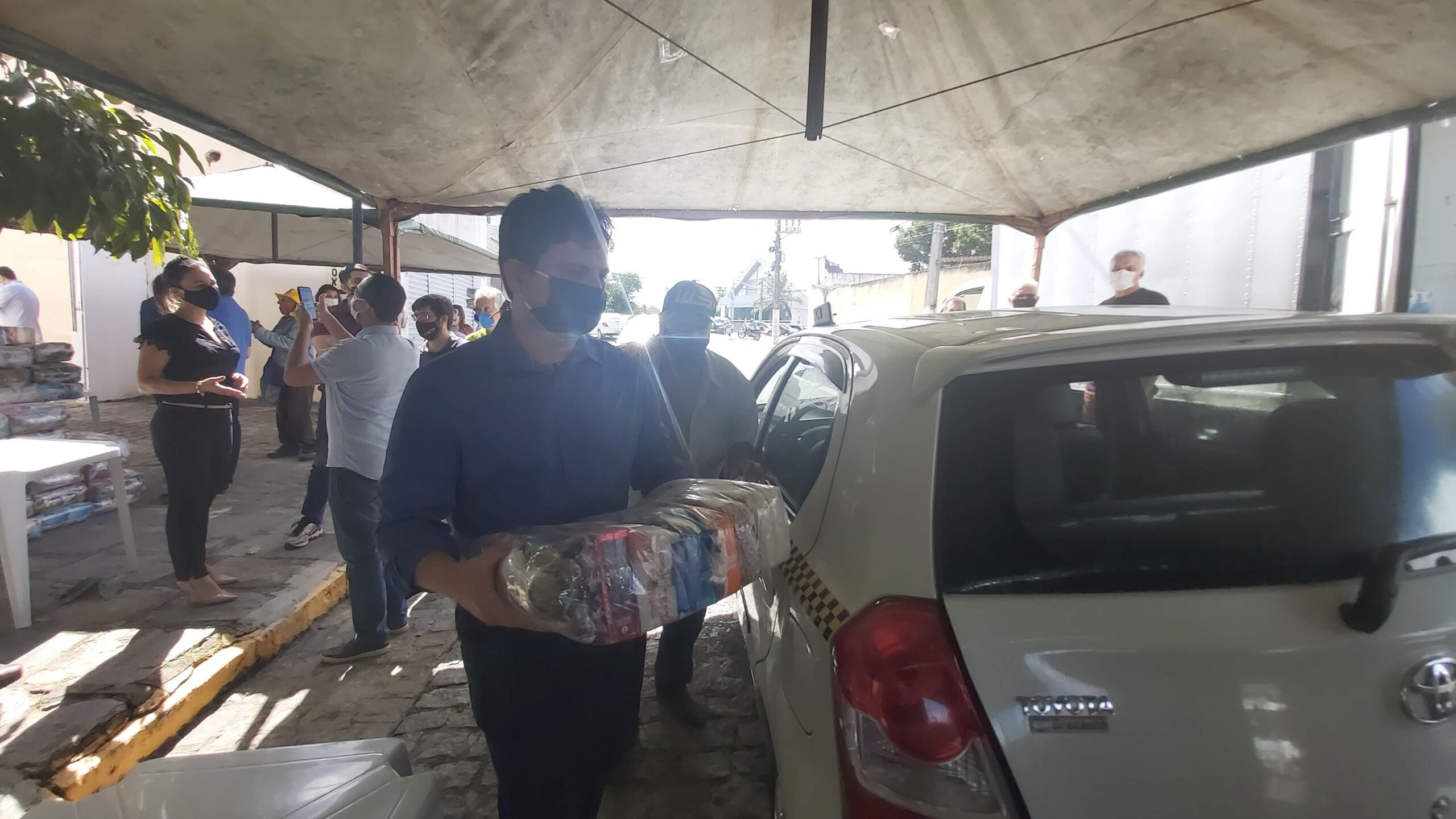 Prefeitura entrega cestas básicas a taxistas e defensores, permissionários da STTP