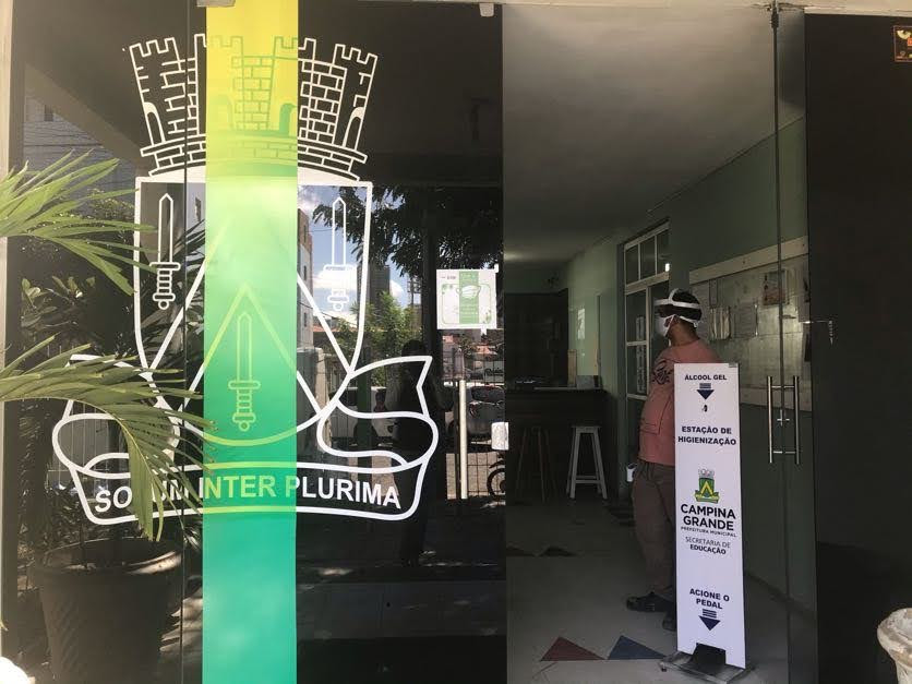 Seduc finaliza sinalização da sede com informativos sobre cuidados contra o coronavírus