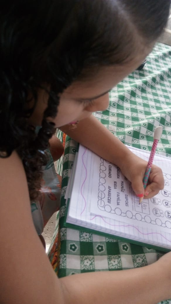 Crianças escrevem as primeiras palavras durante o ensino remoto municipal