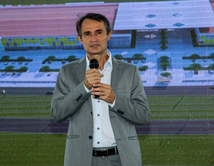 Romero entrega os primeiros contratos registrados dos 4.100 mutuários do Conjunto Aluízio Campos