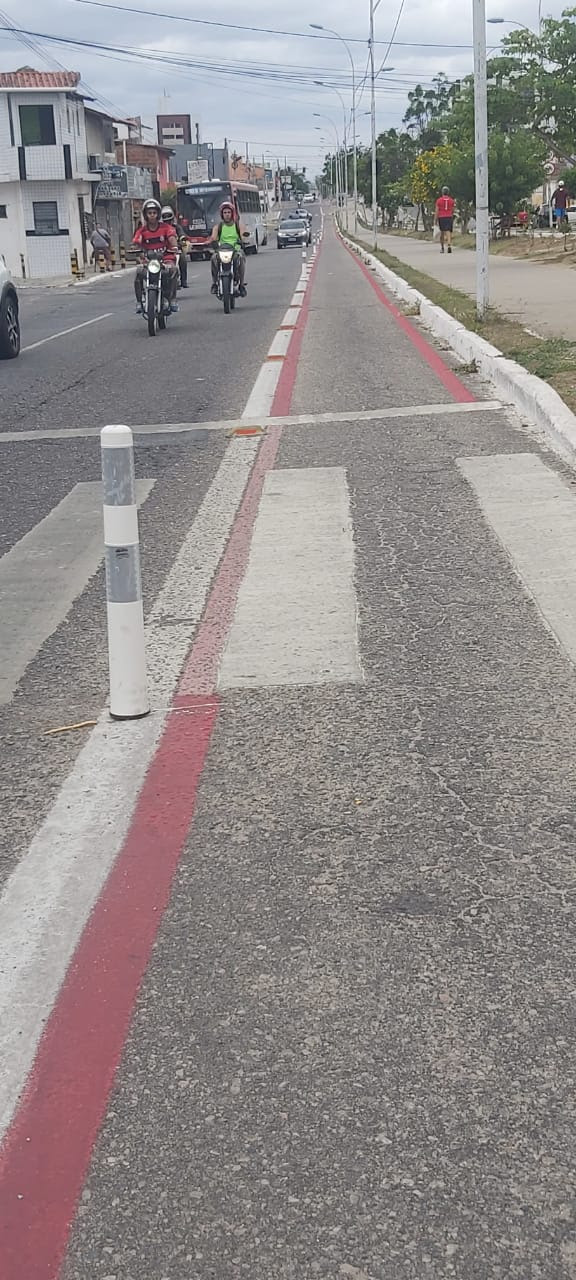 STTP instala balizadores nas ciclofaixas da JK, para garantir mais segurança aos ciclistas