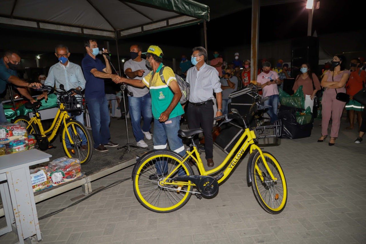 DESPEDIDA: Romero participa da última confraternização da gestão, com a equipe da limpeza urbana de Campina Grande
