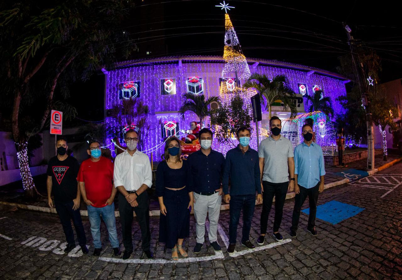 Com destaque para um presépio artesanal, decoração de natal da STTP foi entregue na noite de quinta-feira