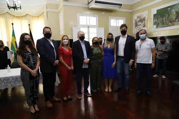 Prefeitura recebe doação de equipamentos móveis e eletrônicos da Fecomércio para teatros de Campina Grande