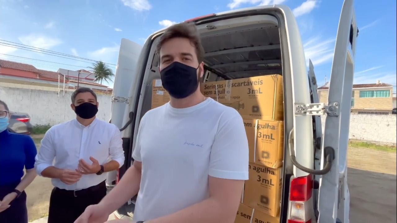 Bruno acompanha a entrega de 120 mil seringas e agulhas adquiridas  pela Secretaria de Saúde de Campina Grande