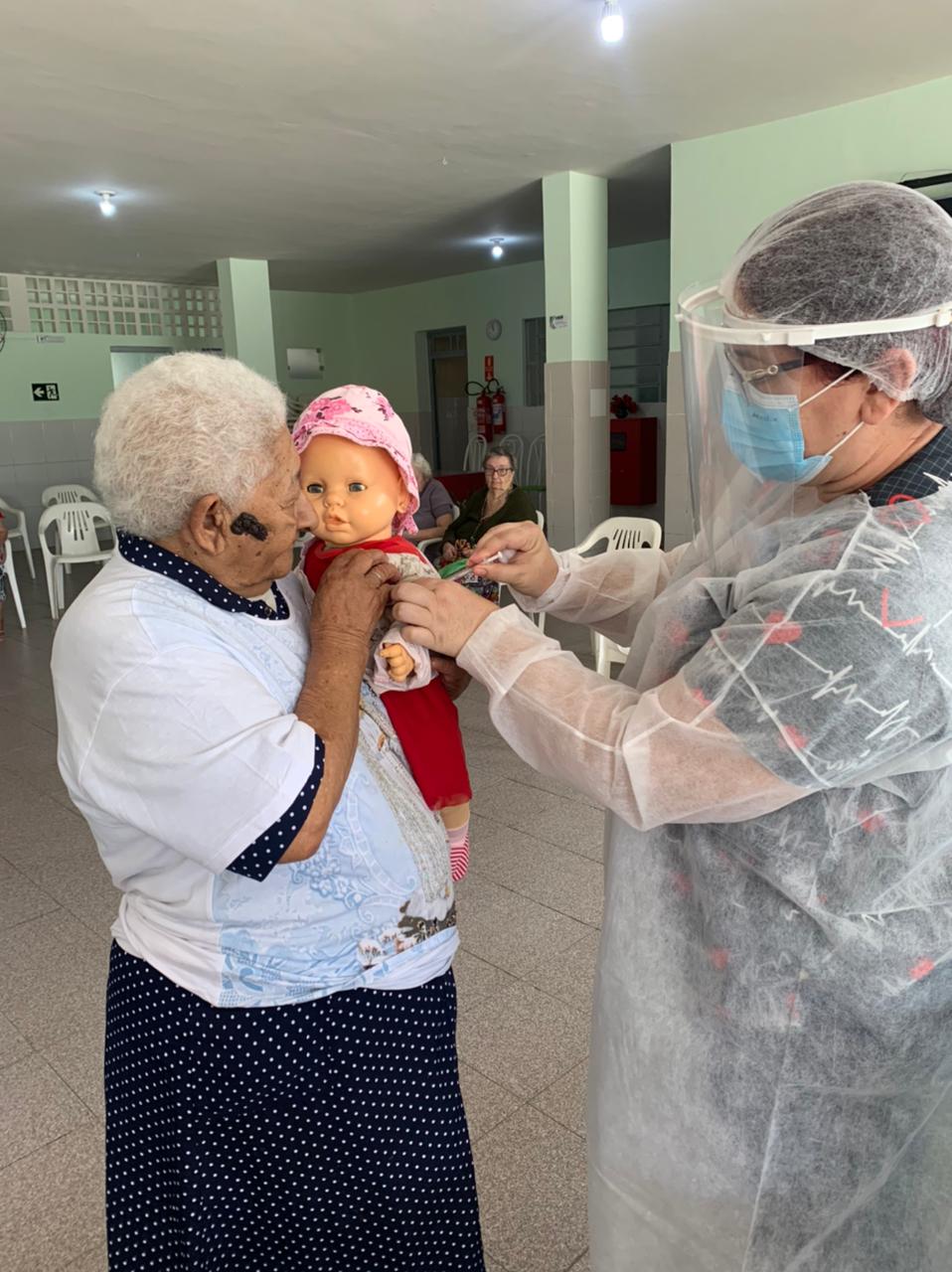 Atitude de humanização na aplicação da vacina em Campina Grande ganha destaque em todo o país