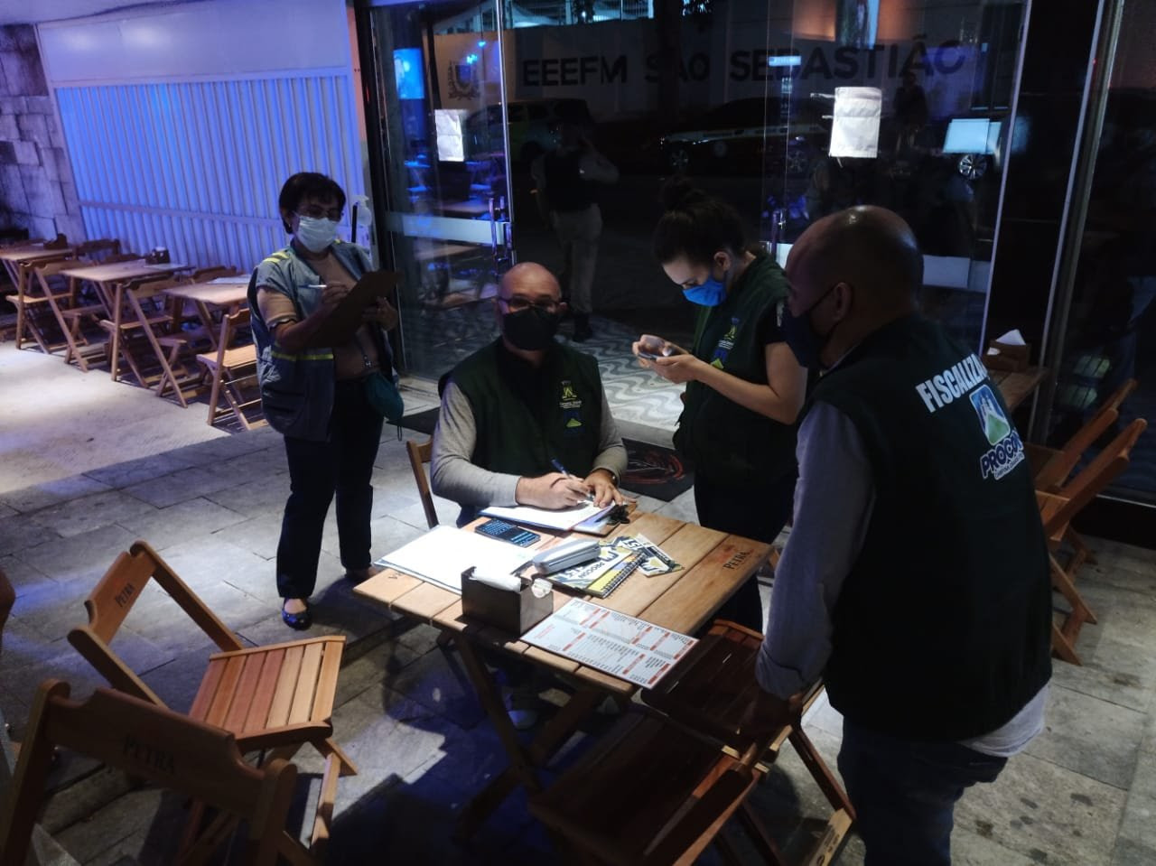 Gevisa realiza fiscalizações e notifica bares e restaurantes por descumprir exigências de segurança sanitária