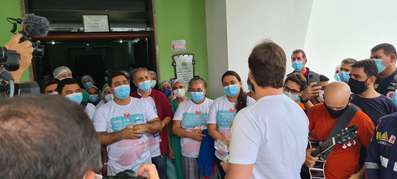 Bruno participa da despedida de grupo de  pacientes de Manaus que recebeu alta médica em Campina Grande, nesta terça