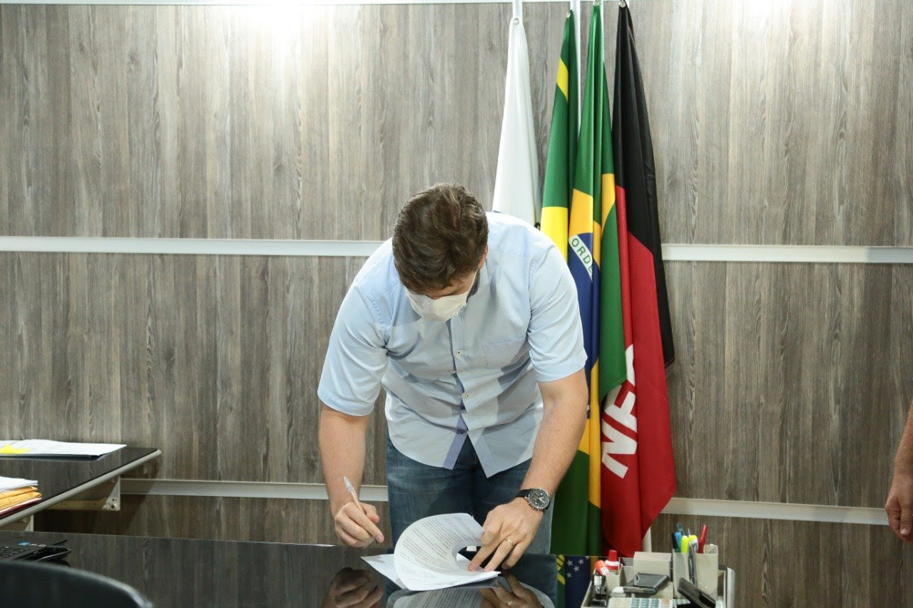 Bruno Cunha Lima assina decreto com medidas emergenciais de prevenção ao avanço do novo coronavírus em Campina Grande