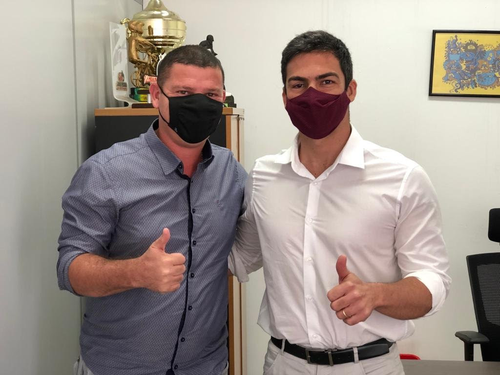 Secretário Dinho busca fortalecimento do esporte em encontro com ex-nadador e também secretário de Esportes, Kaio Márcio