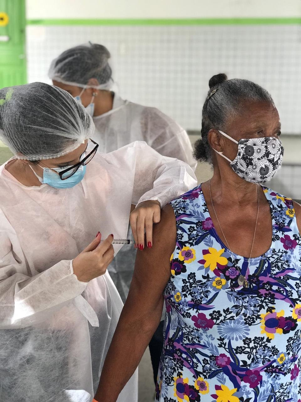 Secretaria de Saúde abre sete escolas para vacinação   de idosos de 80 a 89 anos hoje  e na próxima segunda