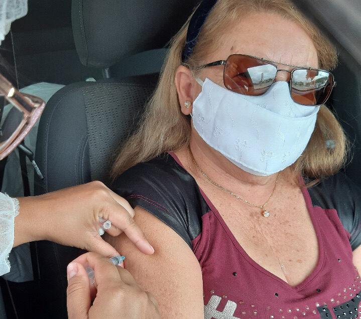 Secretaria de Saúde aplica primeira dose da vacina, para idosos de 65 anos, neste domingo