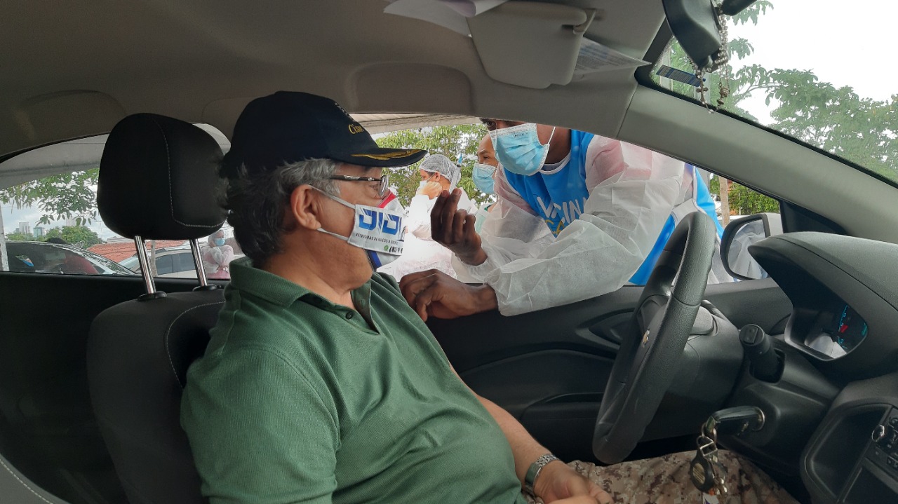 COVID-19: Idosos de 80 a 84 anos devem receber a segunda dose da vacina em drive-thru nesta terça