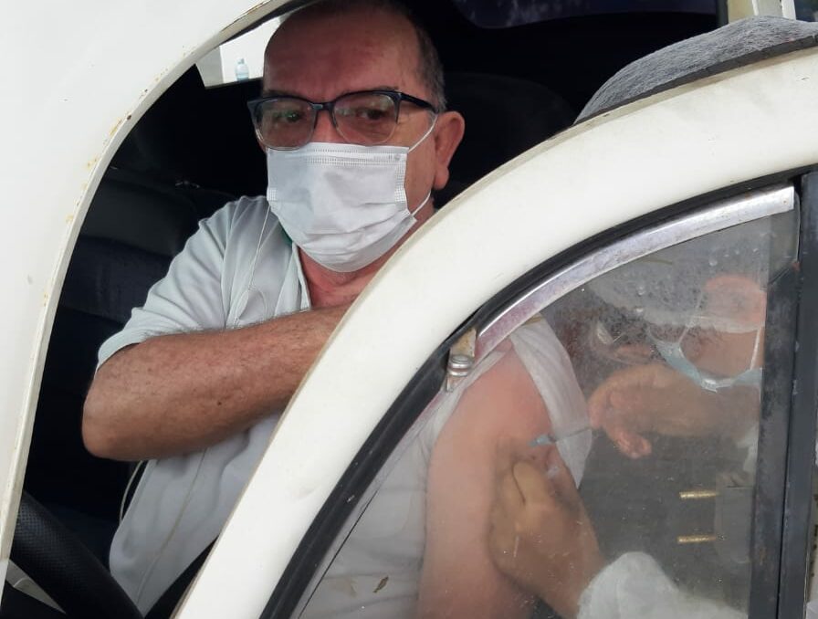 Segunda dose para idosos de 80 até 89 anos que se vacinaram em drive-thru é aplicada nesta terça