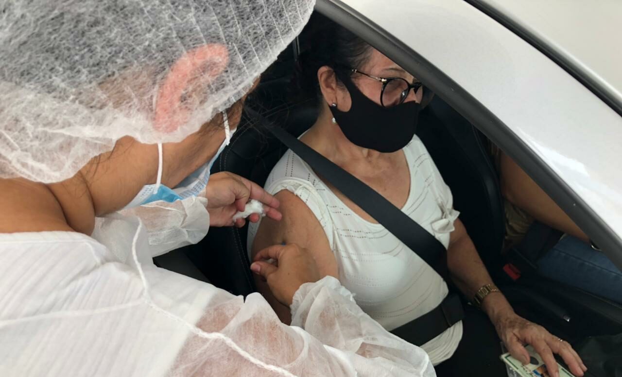 Secretaria de Saúde realiza vacinação em pontos fixos e drive-thru nesta terça